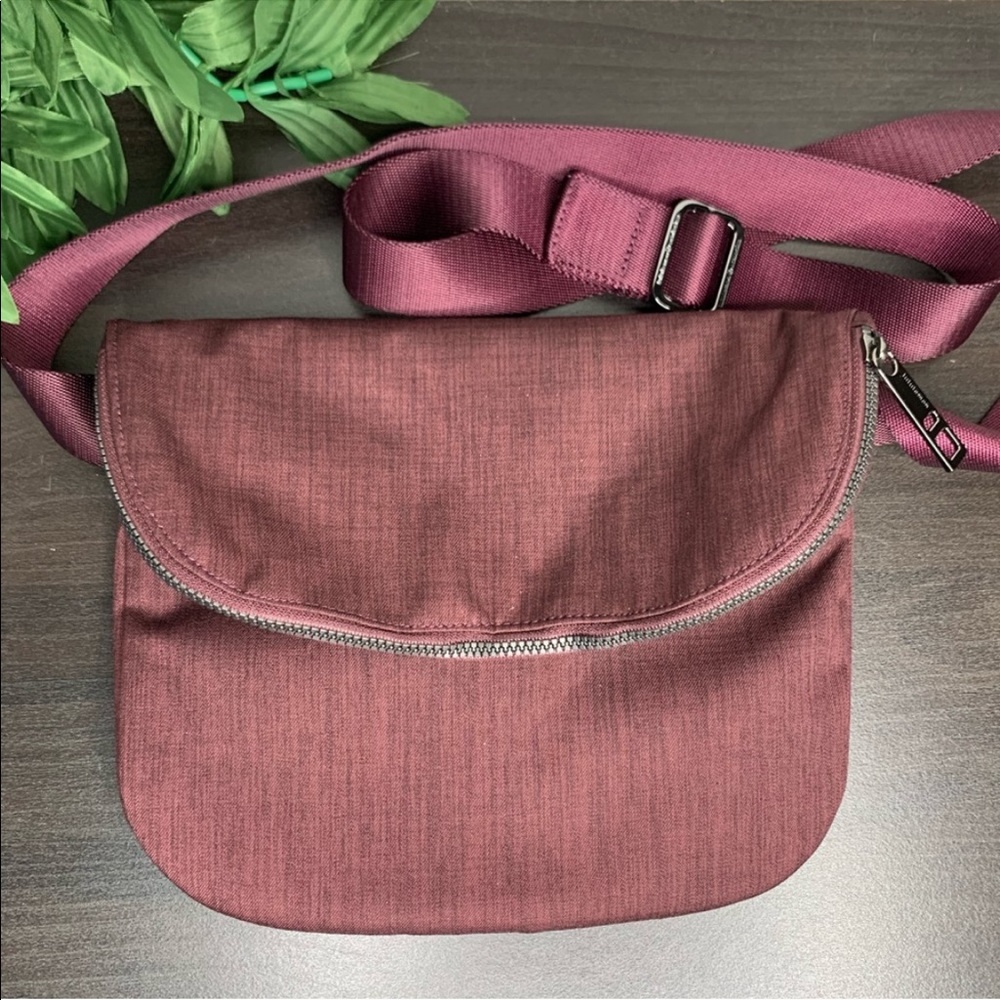 Lululemon side bag